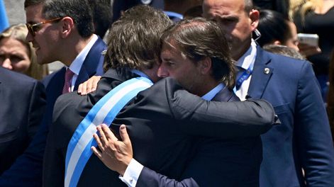 Lacalle Pou saluda a Javier Milei tras su primer discurso como presidente de Argentina, el pasado 10 de diciembre. Foto: AFP