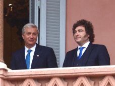 El presidente de Argentina, Javier Milei (d) reacciona junto a su homologo chileno José Antonio Kast, este lunes, desde el balcón de la Casa Rosada en Buenos Aires (Argentina). El presidente de Argentina, Javier Milei (d) reacciona junto a su homologo chileno José Antonio Kast, este lunes, desde el balcón de la Casa Rosada en Buenos Aires (Argentina).