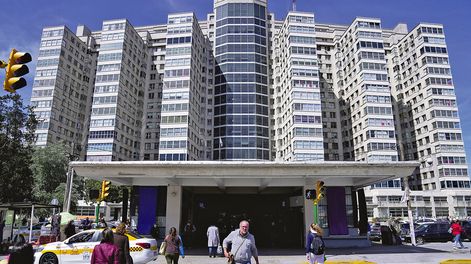 Entrada del Hospital de Clínicas en Montevideo. Foto: Javier Calvelo / adhocFOTOS