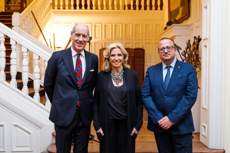 Embajador de Italia Fabrizio Petri, directora ejecutiva de la Bienal de Montevideo Graciela Ramponi e intendente de Caccuri Luigi Quintieri.