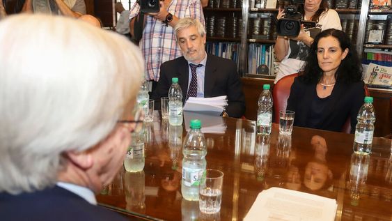 Azucena Arbeleche y su equipo previo a la reunion con Danilo Astori. Foto: Mauricio Zina/ adhocFOTOS Azucena Arbeleche y su equipo previo a la reunion con Danilo Astori. Foto: Mauricio Zina/ adhocFOTOS