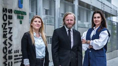 Búsqueda | Victoria Cicala, responsable de Logística, Javier Agustín Vigo, presidente de Pilay Uruguay, y María Paula Ferreira, gerente comercial, posan para Trayectorias