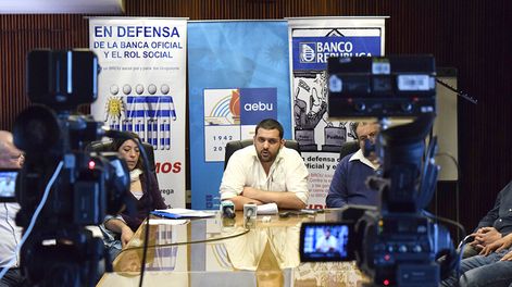 imagen de Con dirigentes que se acusan de oficialistas o de estar con la  “derecha rancia”, bancarios profundizan conflicto en el BROU