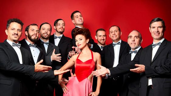 Elizabeth Karayekov y su big band.