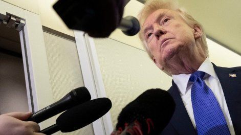 El presidente de Estados Unidos, Donald Trump, habla con periodistas a bordo del Air Force One camino al Aeropuerto Internacional de Palm Beach el 6 de febrero de 2026.