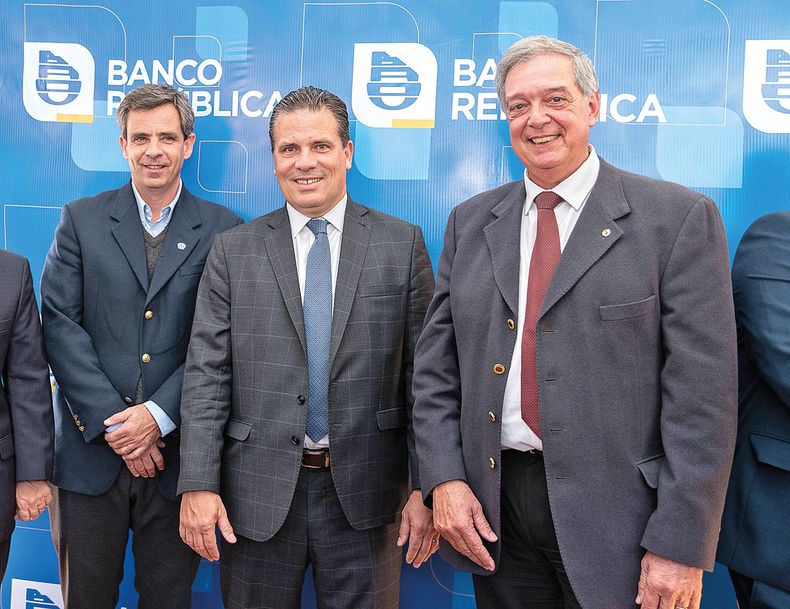 Presidente de la ARU Patricio Cortabarría, presidente de BROU Salvador Ferrer y ministro de Ganadería, Agricultura y Pesca Fernando Mattos