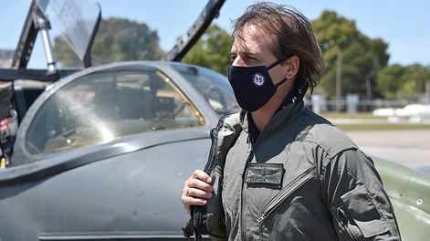 En noviembre Lacalle Pou viajó como copiloto de Montevideo a Rocha en uno de los aviones de combate de la Fuerza Aérea. Foto: FAU.mil.uy