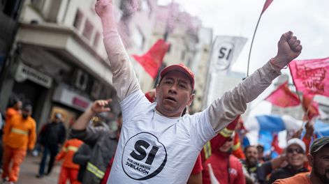 Trabajador durante una movilización del PIT-CNT contra el modelo de la desigualdad