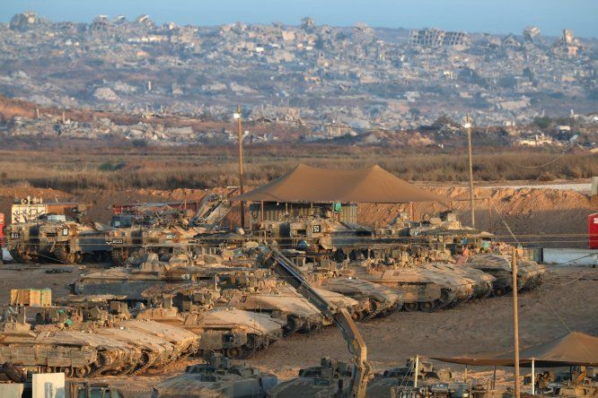 Tanques israelíes concentrados en un lugar no revelado cerca de la frontera con la Franja de Gaza, en el sur de Israel. &nbsp;
