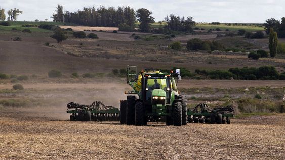Trabajos en un campo agrícola durante la sequía. Foto: Pablo La Rosa, adhocFOTOS Trabajos en un campo agrícola durante la sequía. Foto: Pablo La Rosa, adhocFOTOS