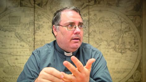 Búsqueda | Padre Valentín Goldie, director general del Liceo Jubilar. FOTO: Nicolás Garrido / Búsqueda