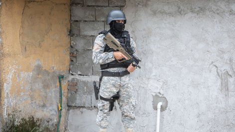 Un oficial de la Policía Nacional, durante un operativo en Cerro Norte