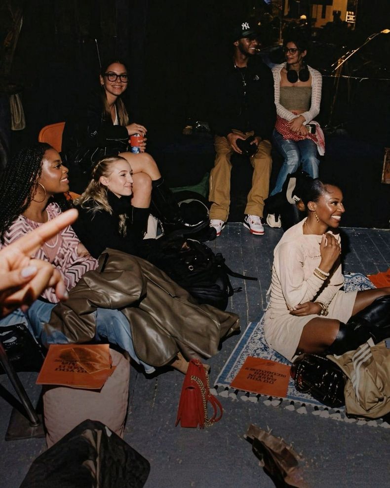 Cada viernes cambian los elencos y las obras, y lo que sucede una noche no se repite en las demás.