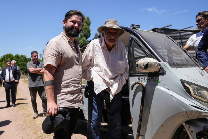 Gabriel Boric visitó a José Mujica en su chacra de Rincón del Cerro el 3 de febrero pasado