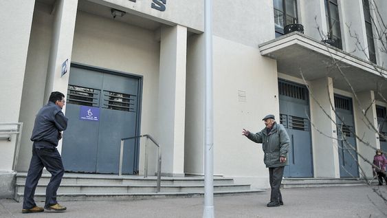 Explanada del banco de previsión social en Montevideo. Foto: Javier Calvelo / adhocFOTOS Explanada del banco de previsión social en Montevideo. Foto: Javier Calvelo / adhocFOTOS