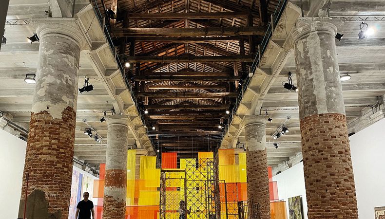 En la sede oficial Arsenale, las fotografías de rejas y la escultura metálica del angoleño Kiluanji Kia Henda se superponen con la instalación textil de la artista saudí Dana Awartani.   Fotos: Federico Platener