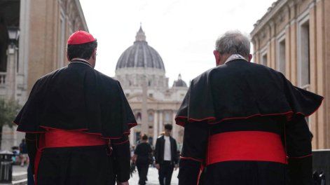 Dos cardenales caminan cerca del Vaticano, con la Basílica de San Pedro al fondo, en Roma, el 5 de mayo de 2025