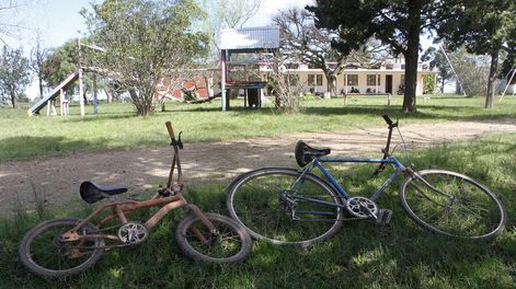 Búsqueda | Los predios de escuelas en desuso son en ocasiones aprovechados por vecinos organizados para trabajar proyectos productivos y sociales. Foto: NDA / Búsqueda