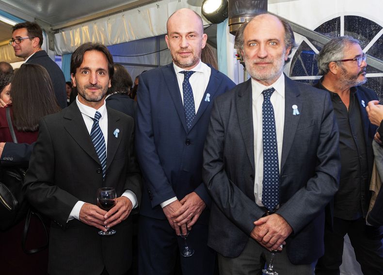 El coordinador de Internalización de la Cultura de la Dirección Nacional de Cultura Facundo De Almeida, Mariano Kestelboim y Eduardo Hecker, presidente del Banco de la Nación