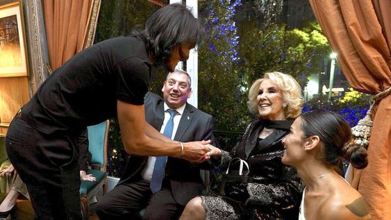 Edinson Cavani, Carlos Enciso, Mirtha Legrand y Juanita Viale en la embajada uruguaya. Fotos: Embajada de Uruguay en Argentina Edinson Cavani, Carlos Enciso, Mirtha Legrand y Juanita Viale en la embajada uruguaya. Fotos: Embajada de Uruguay en Argentina