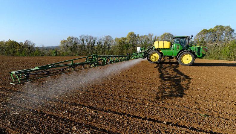 Aplicación de glifosato en un campo de maíz en Piacé (Sarthe), en 2021