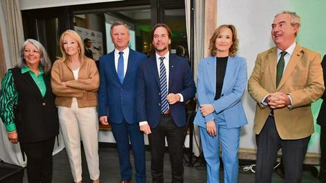 Búsqueda | Integrantes del Grupo Cervini junto al presidente Lacalle Pou y otras autoridades y dirigentes que asistieron al evento