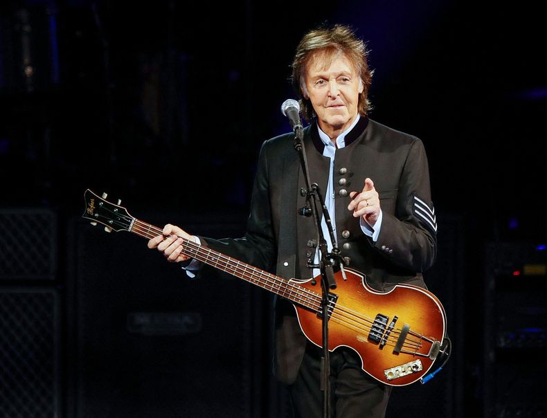 Paul McCartney durante un show en Brasil