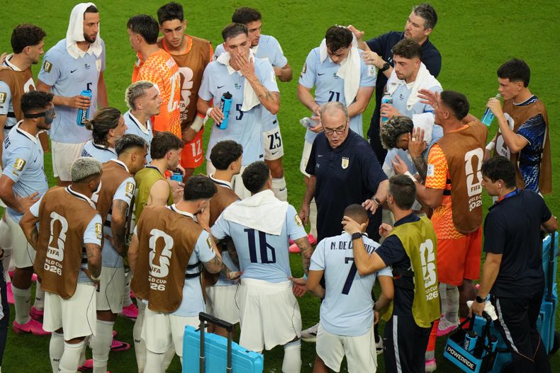 El seleccionador de Uruguay Marcelo Bielsa da indicaciones en la pausa para hidratarse del partido contra Arabia Saudita en el estadio Hard Rock en Miami (EE.UU.). 
