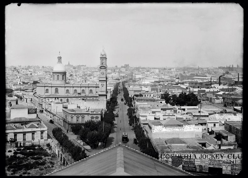 Barrio Aguada visto desde lo alto del Palacio Legislativo (en construcción). A la izquierda, calle Yaguarón e iglesia Nuestra Señora del Carmen. Al centro, diagonal Agraciada. Año 1921