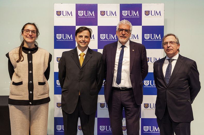 Coordinadora de Magisterio Josefina Calvete, decano de la Facultad de Humanidades y Educación de la UM Francisco O’Reilly, Gregorio Luri y rector interino de la UM Enrique Etchevarren