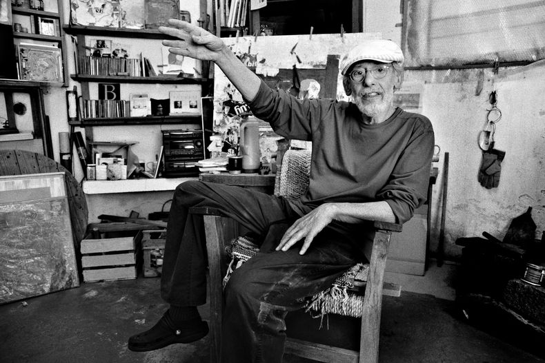 Ernesto Vila en su taller, foto que integró la muestra&nbsp;Rostros del arte, de Panta Astiazarán.