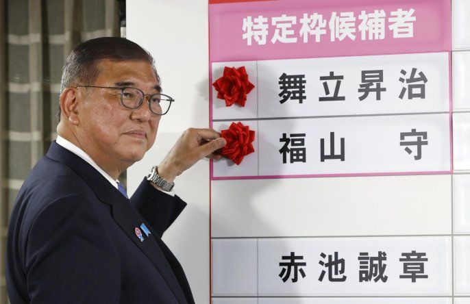 Shigeru Ishiba, primer ministro de Japón y presidente del gobernante Partido Liberal Democrático (PLD), coloca una rosa roja de papel sobre el nombre de un candidato electo en la sede del PLD en Tokio, Japón, el 20 de julio de 2025