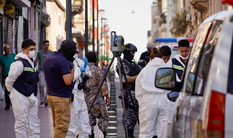 Integrantes de distintas unidades de la Policía Nacional durante el allanamiento a la casa en Ciudad Vieja.