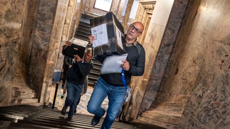 Marcelo Abdala, presidente del PIT-CNT, llevando al Parlamento las firmas que habilitaron el plebiscito