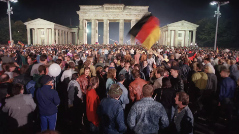Jóvenes berlineses celebran el día de la reunificación de Alemania frente a la Puerta de Brandeburgo, el 3 de octubre de 1990.