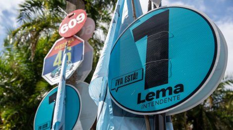 Publicidad de campaña a la Intendencia de Montevideo en la puerta de la Rural del Prado en Montevideo