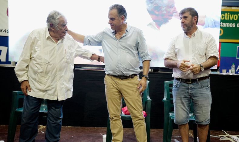 José Mujica y Yamandú Orsi durante un acto del MPP. Foto: Javier Calvelo / adhocFOTOS