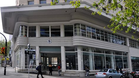 Búsqueda | Fachada de la Facultad de Ciencias Sociales donde se postergó debate sobre Israel y Palestina