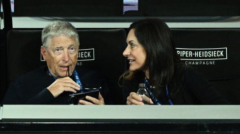 Bill Gates con su pareja Paula Hurd observan un partido del Abierto de Australia.