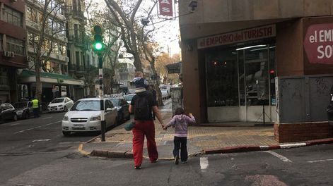 imagen de La cuarta parte de los jóvenes varones creen que criar a los hijos es la tarea principal de las mujeres, según un estudio oficial