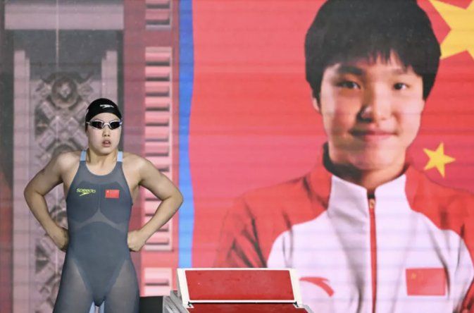 La nadadora china Zidi Yu se prepara para la final femenina de los 200m mariposa en los Mundiales de natación de Singapur, el 31 de julio de 2025
