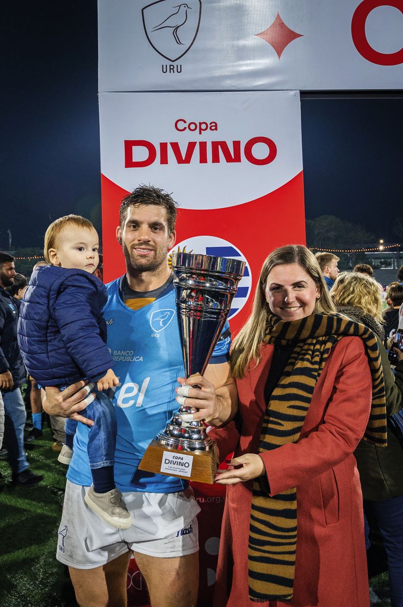 Capitán de los Teros Andrés Vilaseca y su hijo Rocco junto a la gerenta de Marketing de Divino Victoria Dutra