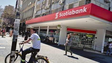 Mientras se amplían los canales web, la red de sucursales bancarias va readecuándose. Foto: Ricardo Antúnez, adhocFOTOS