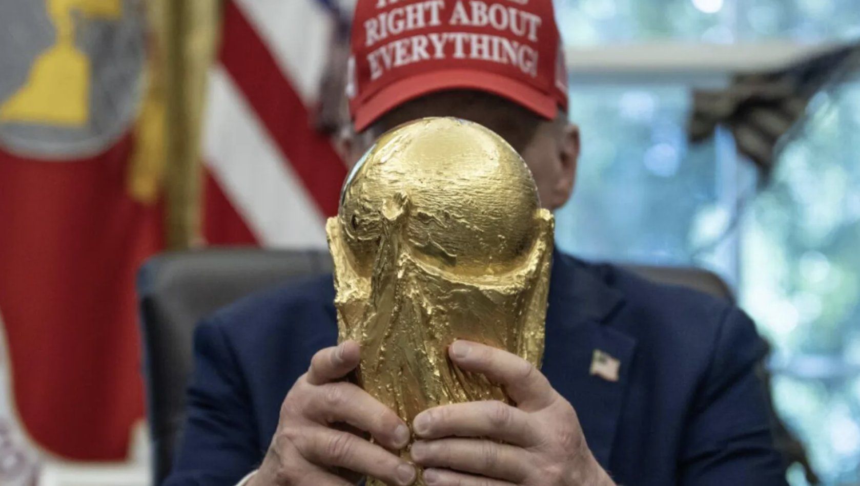 Donald Trump sostiene el trofeo de la Copa Mundial.
