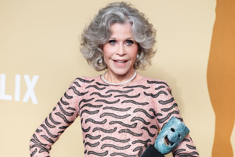 Jane Fonda, de 87 años, fue homenajeada por su trayectoria y captó la atención por su discurso sobre la ideología woke. “No se equivoquen, la empatía no es debilidad. Por cierto, ser woke solo significa que te importan los demás”, dijo