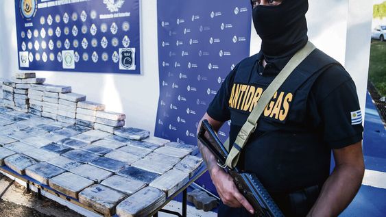 Un oficial de la Dirección General de Represión del Tráfico Ilícito de Drogas tras un operativo. Foto: Javier Calvelo / adhocFOTOS Un oficial de la Dirección General de Represión del Tráfico Ilícito de Drogas tras un operativo. Foto: Javier Calvelo / adhocFOTOS