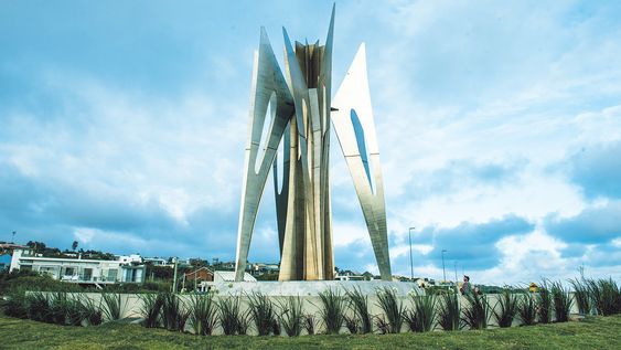 La escultura pesa cerca de 30 toneladas, mide 12 metros y vale alrededor de dos millones de dólares La escultura pesa cerca de 30 toneladas, mide 12 metros y vale alrededor de dos millones de dólares