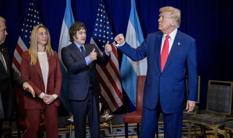 Javier Milei saluda a Donald Trump durante uno de los encuentros en Estados Unidos.