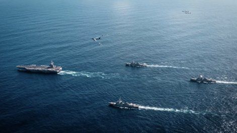 El grupo de ataque del portaaviones USS Gerald R. Ford se desplaza por el océano Atlántico.