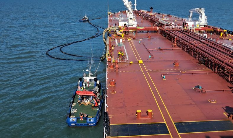 Descarga de petróleo en la boya de José Ignacio de Ancap.